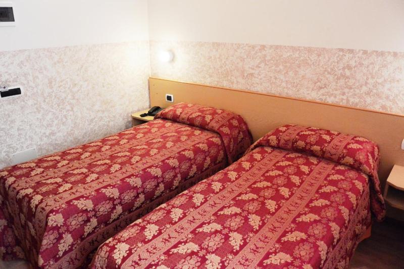 Twin Room image 4