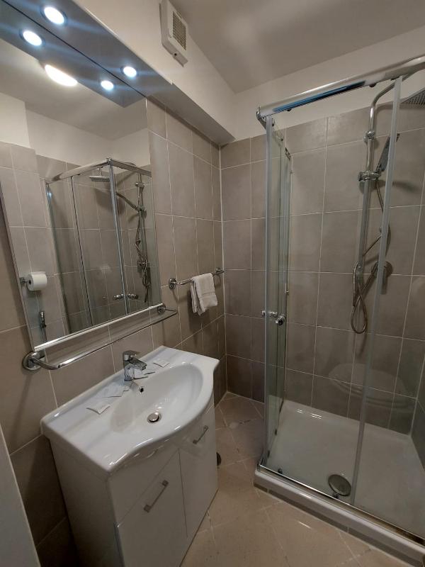 Deluxe Triple Room image 4