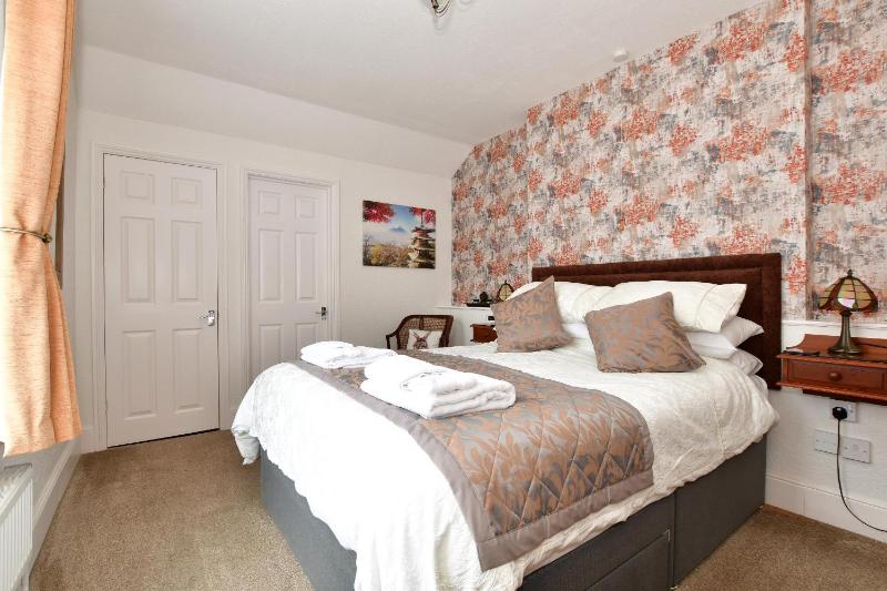 Deluxe King Suite image 3