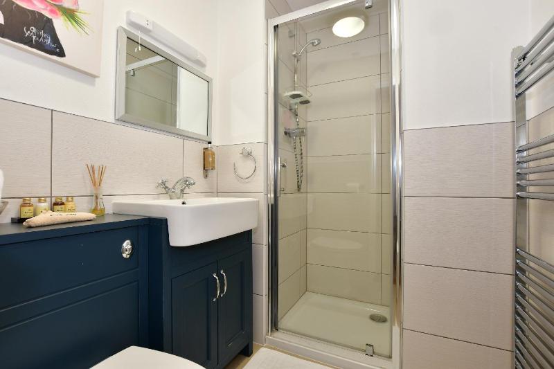 Standard Twin Room image 4