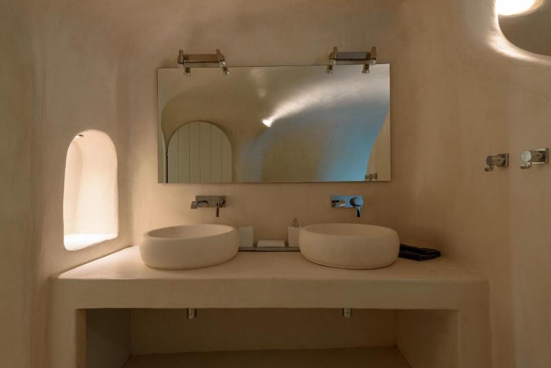 Kapari Honeymoon Suite with Private Indoor & Outdoor Hot tub image 2