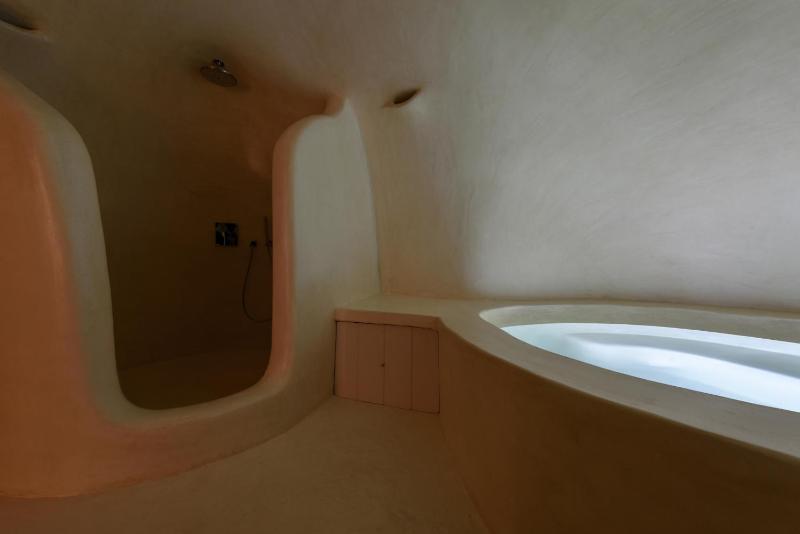 Kapari Honeymoon Suite with Private Indoor & Outdoor Hot tub image 4