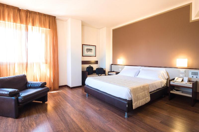 Standard Double Room image 3