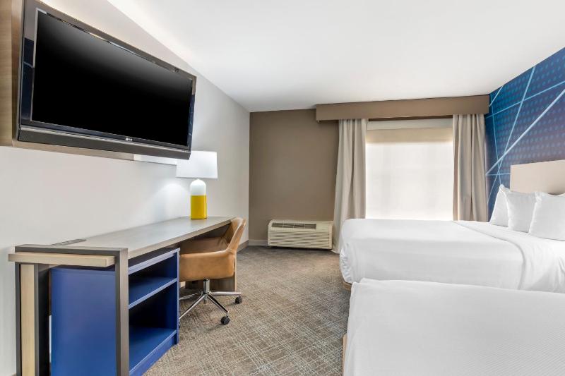 Quadruple Room with Two Queen Beds - Non Smoking image 4