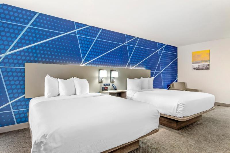 Quadruple Room with Two Queen Beds - Non Smoking image 3