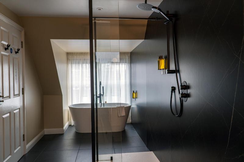 Superior King Room image 3