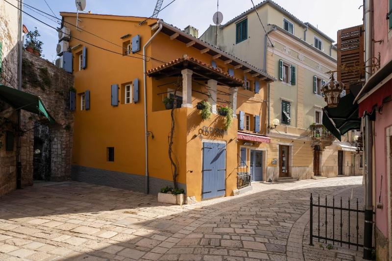 Apartments Piazzetta Premium in old town - image 2
