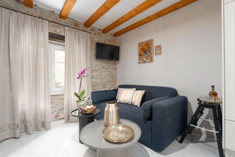 Apartments Piazzetta Premium in old town - image 12