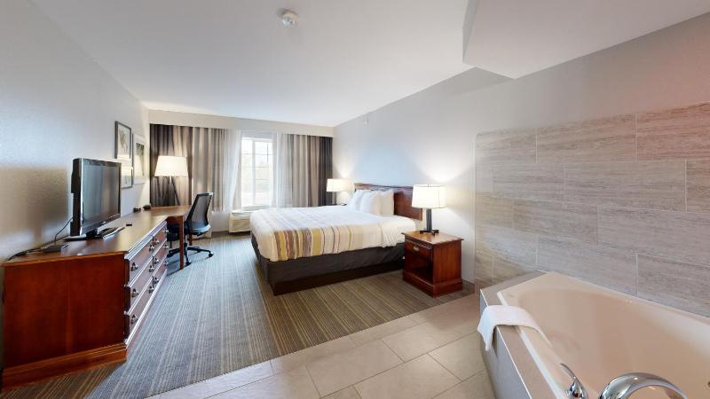 King Bed - Whirlpool Suite - Non-Smoking image 2