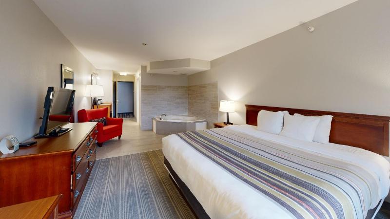 King Bed - Whirlpool Suite - Non-Smoking image 3