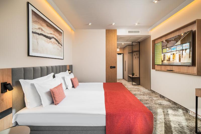 Deluxe Double Room (No Balcony) image 4