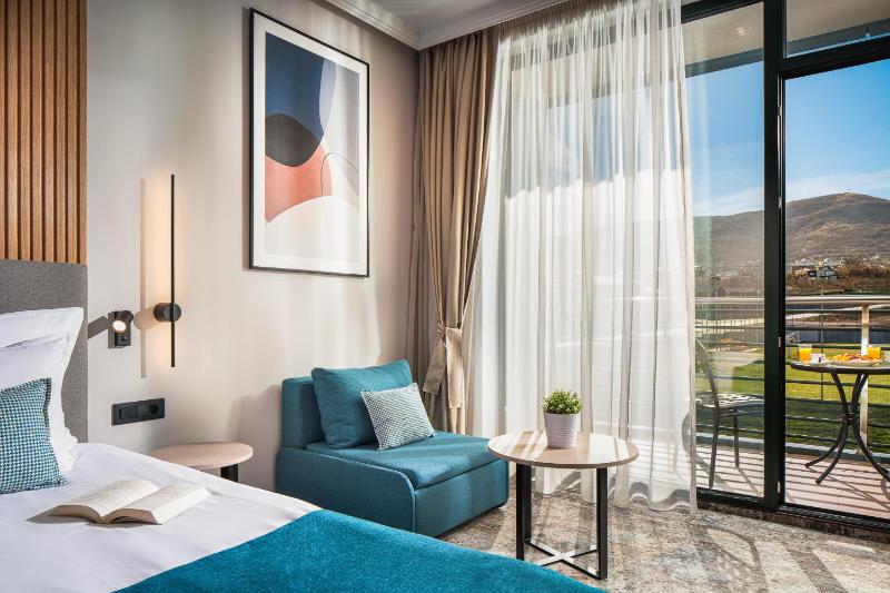 Deluxe Double Room with Balcony image 4