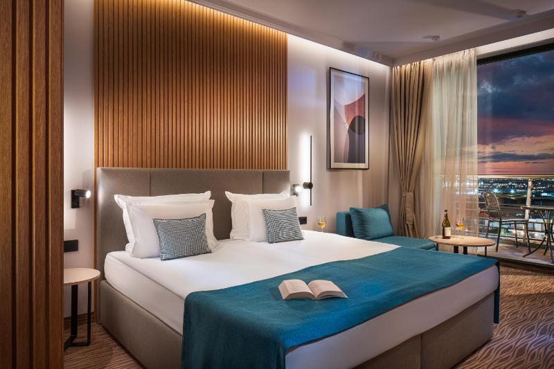 Deluxe Double Room with Balcony image 2