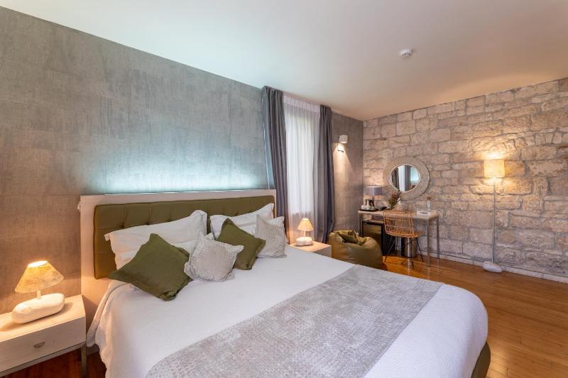 Standard Double Room image 4