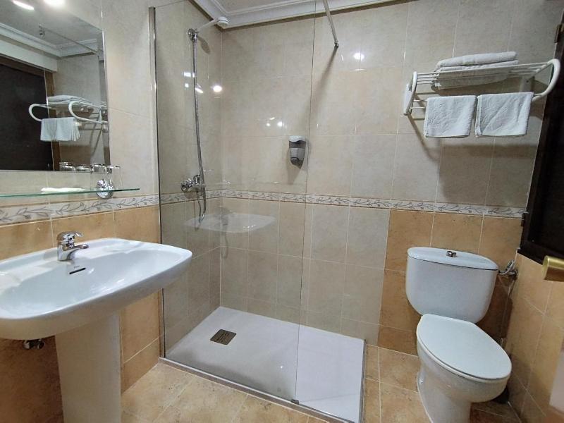 Twin Room - Interior image 3