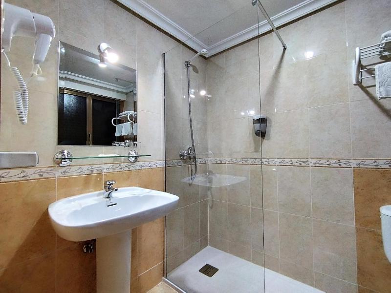 Twin Room - Interior image 4