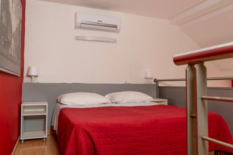 One-Bedroom Apartment - Split Level (3 or 4 adults)  image 2