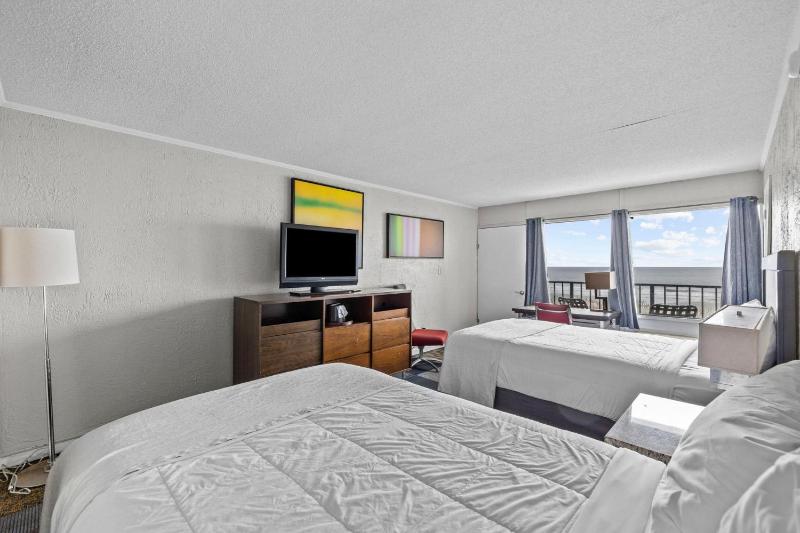 Double Room with balcony and oceanfront  image 3