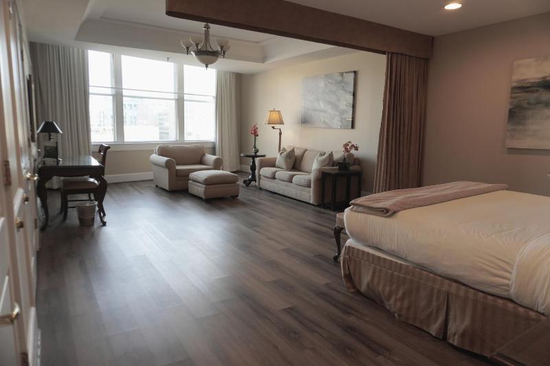 Superior King Suite with Sofa Bed - Non Smoking image 3