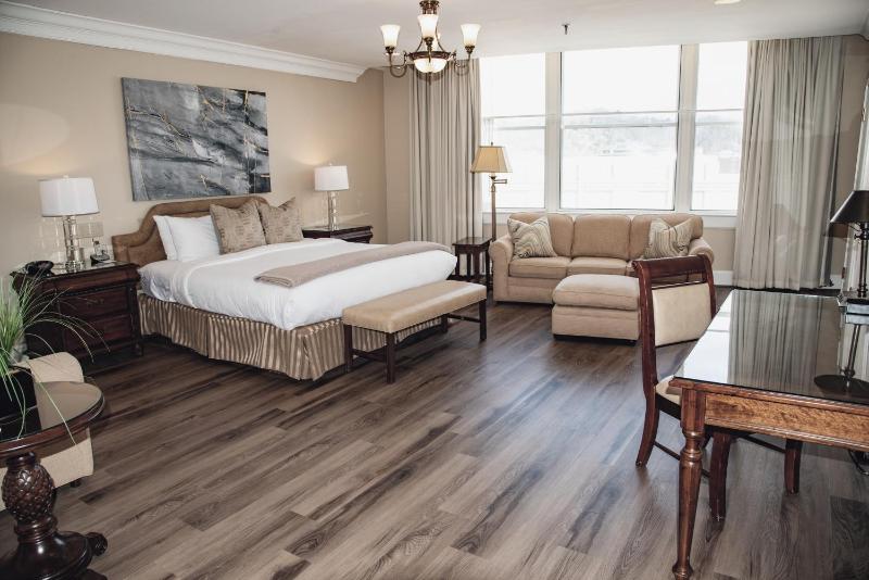 Executive King Suite City View with Sofabed,  Whirlpool In Bath/Non Smoking