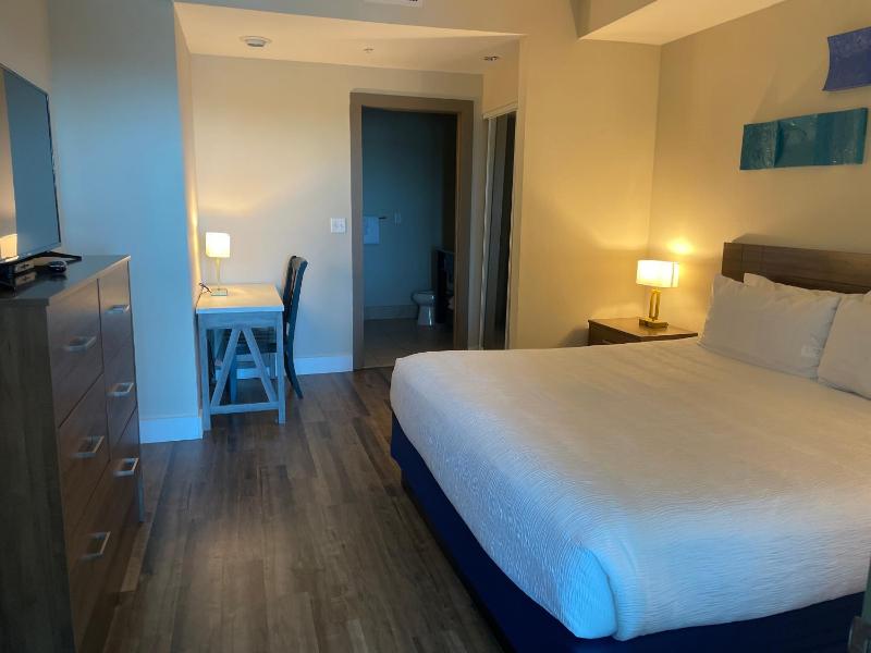 One Bedroom Suite, Partial Ocean View image 4