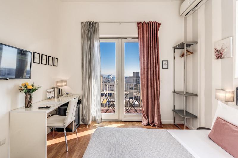 Deluxe Double Room with Balcony and Sea View image 4