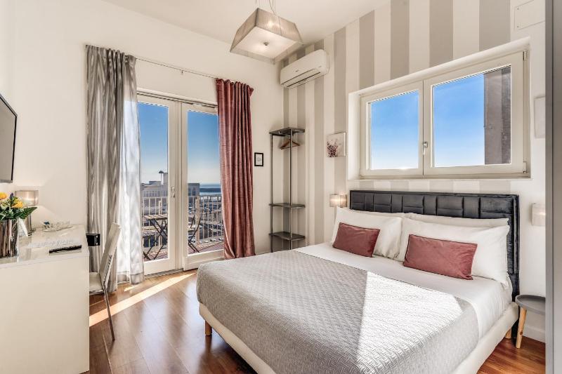 Deluxe Double Room with Balcony and Sea View image 3