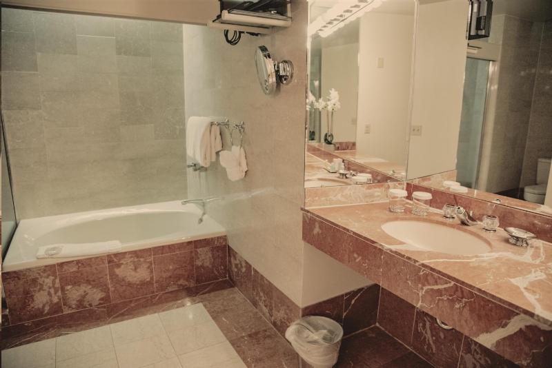Superior Queen Suite with Two Queen Beds and Sofabed - Non Smoking image 2