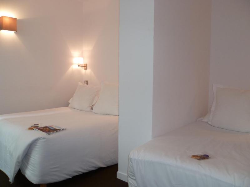 Triple Room ( 1 Double Bed with 1 Single Bed) image 3