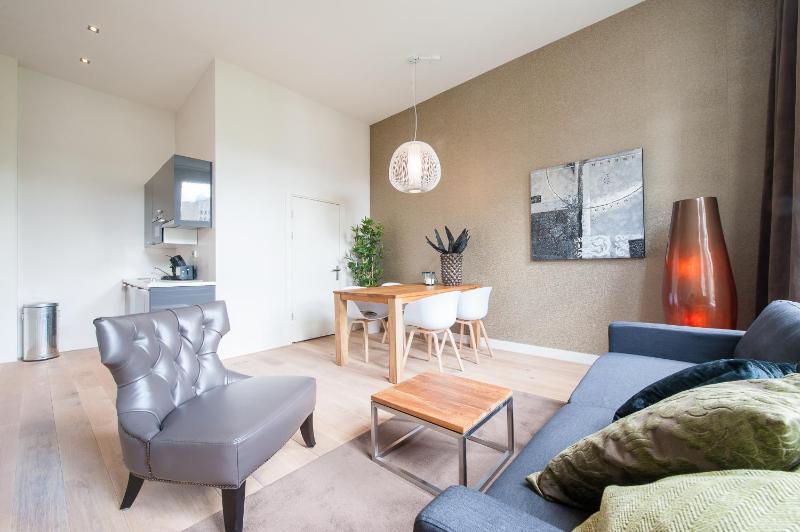 Large One-Bedroom Apartment with Two Single Beds image 3