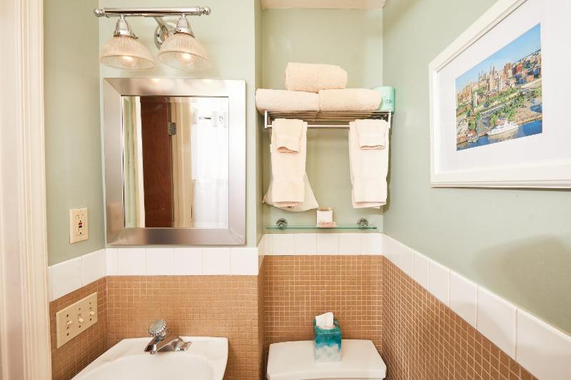 Standard Queen Room image 2