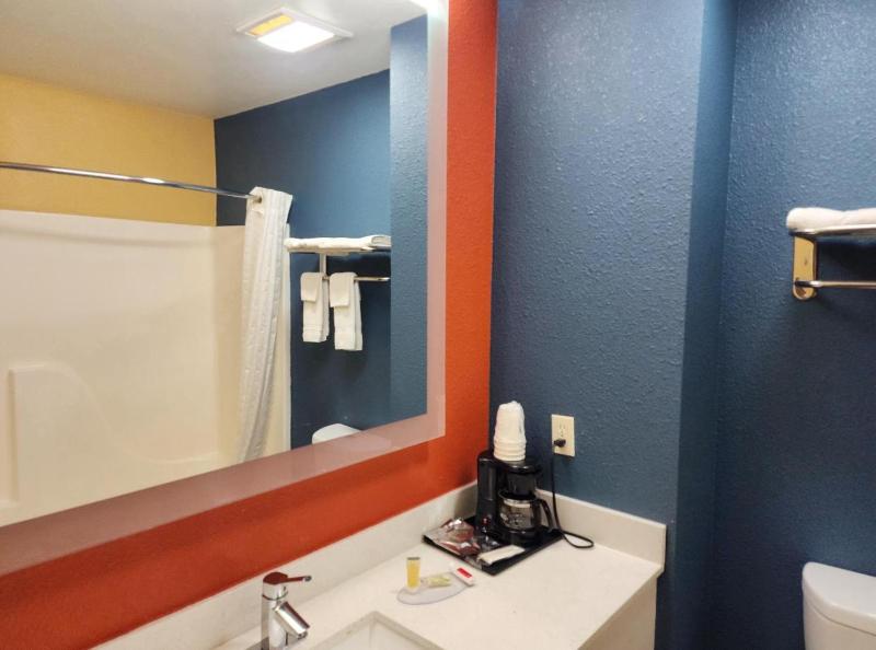 King Room - Mobility Accessible/Non-Smoking image 4