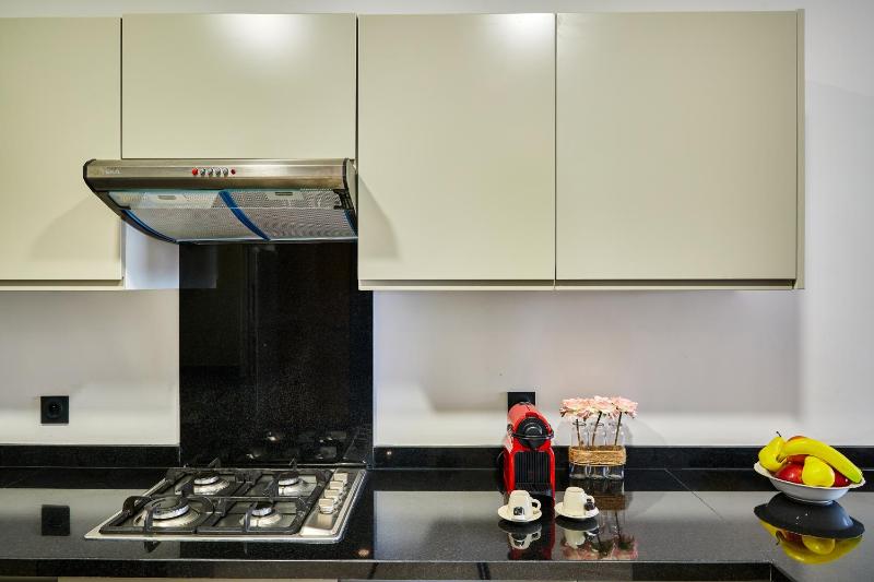 Sleek and Modern 2-Bed Unit in Downtown Casa - image 10