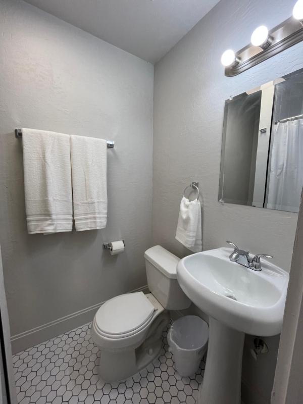 Queen Room image 2