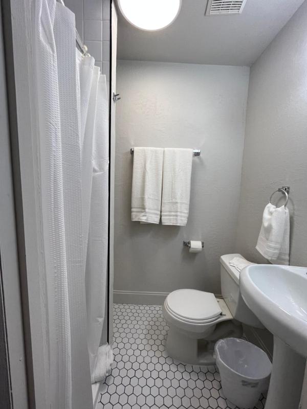 Queen Room image 3