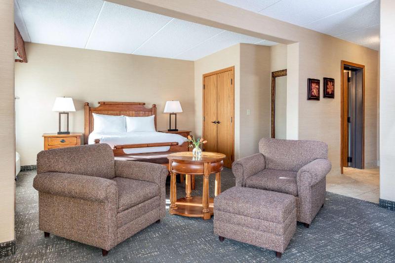Queen Room with Mountain View image 3