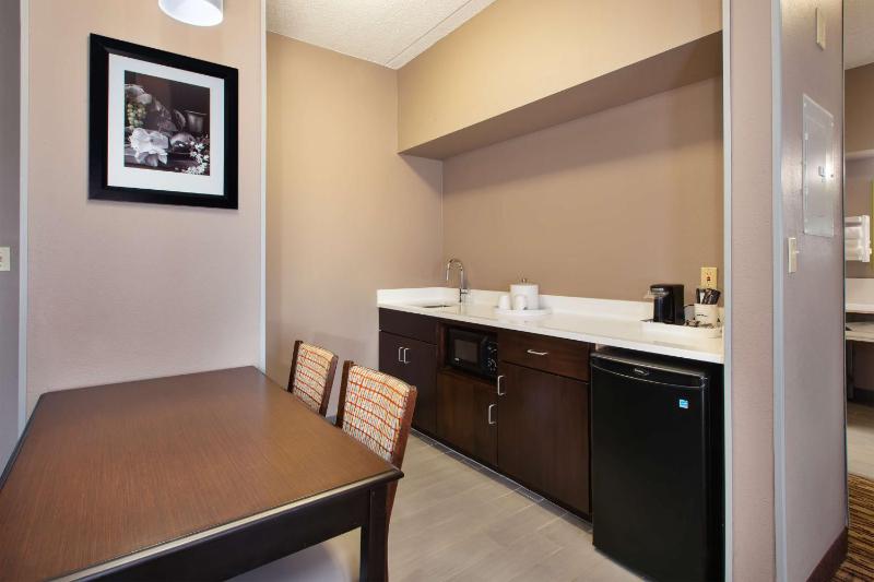 One-Bedroom Suite image 4