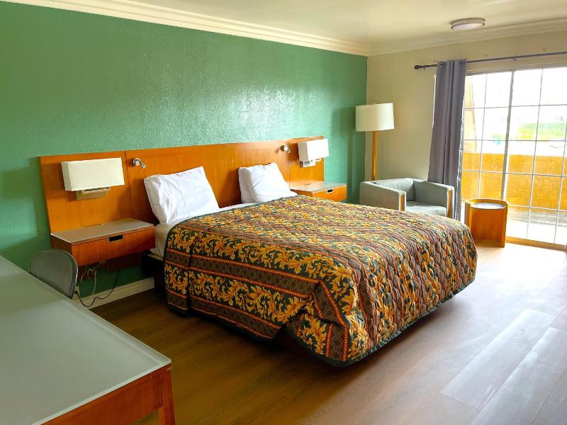 King Room - Non-Smoking image 2