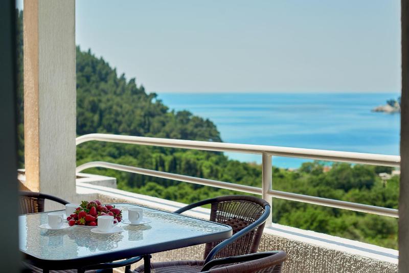 One-Bedroom Apartment with Sea View image 3