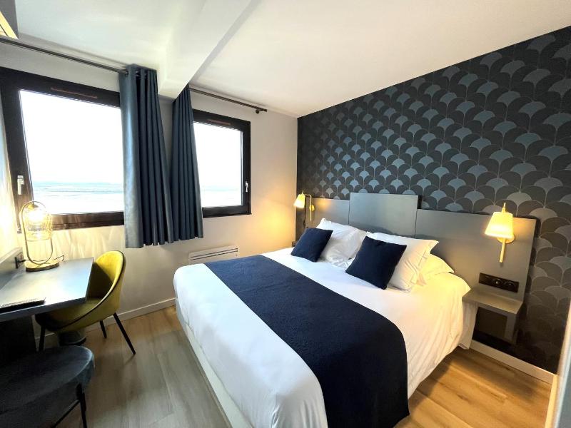 Double Room with Harbour View image 1