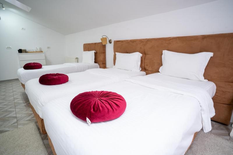 Twin Room with Extra Bed image 1