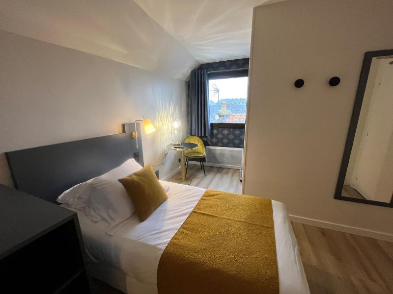 Twin Room image 4