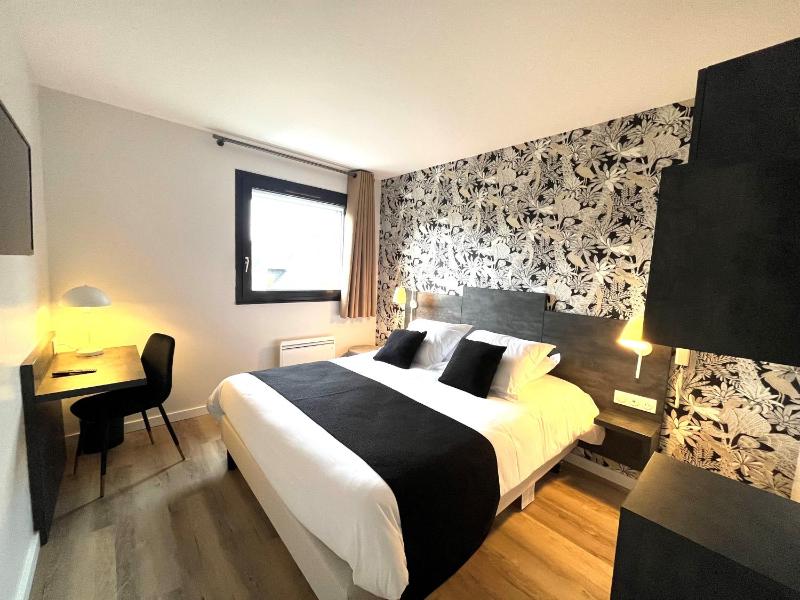 Double Room with Street View image 3