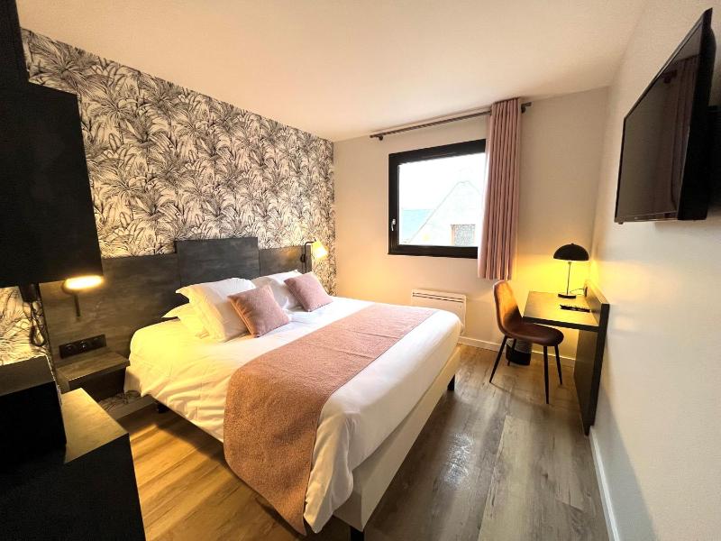 Double Room with Street View image 4