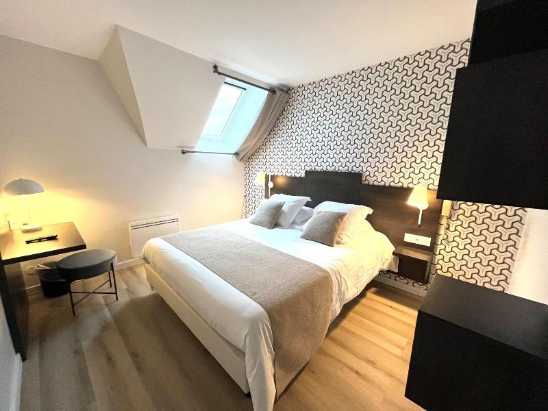 Economy Double Room with skylight image 1