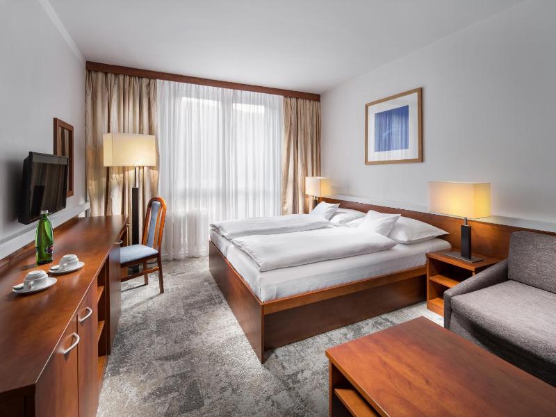 Double or Twin Room image 4