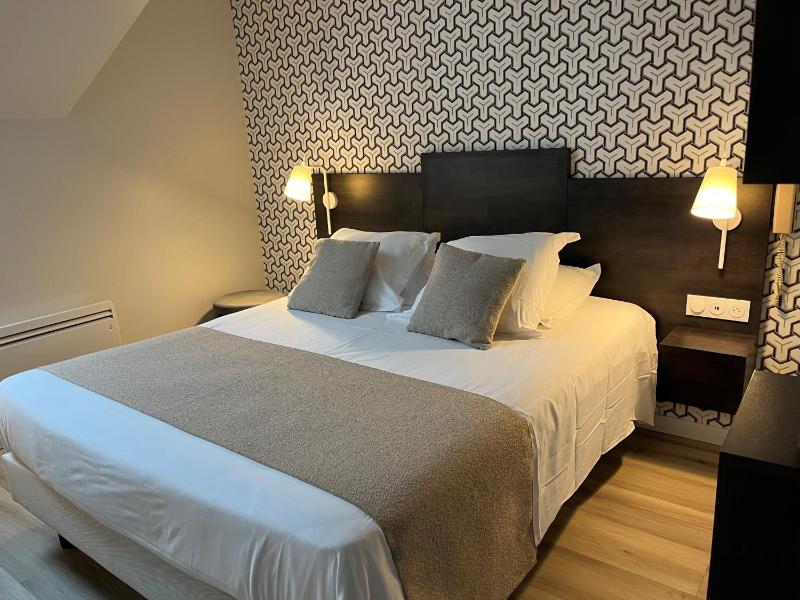 Economy Double Room with skylight image 3