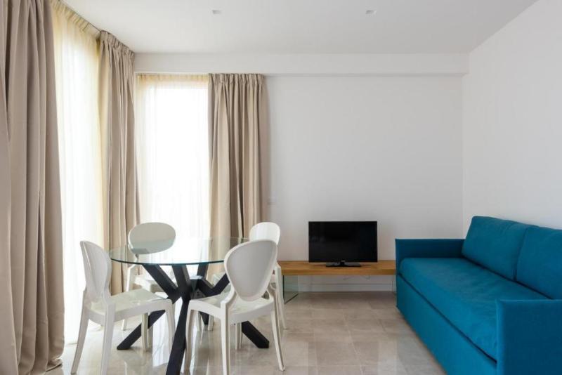 Deluxe Apartment with jacuzzi image 1
