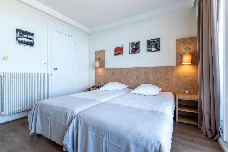 Standard Triple Room with Sea View image 1