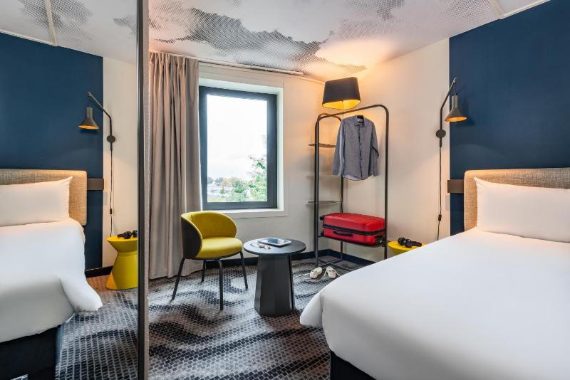Standard Room with One Double Bed and Two Single Beds image 1